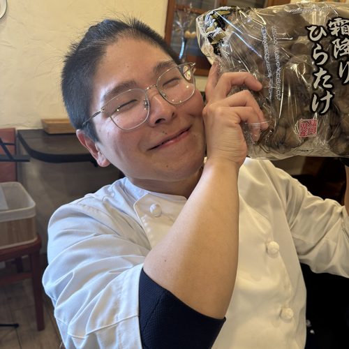 きのこを持つシェフ