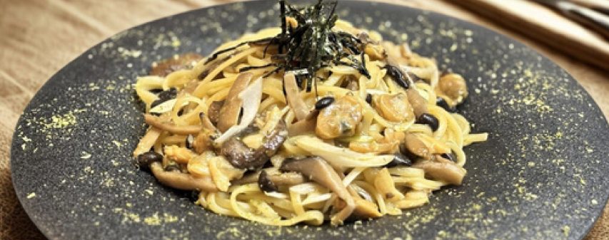 ブドウ山椒香るキノコとアサリの和風パスタ